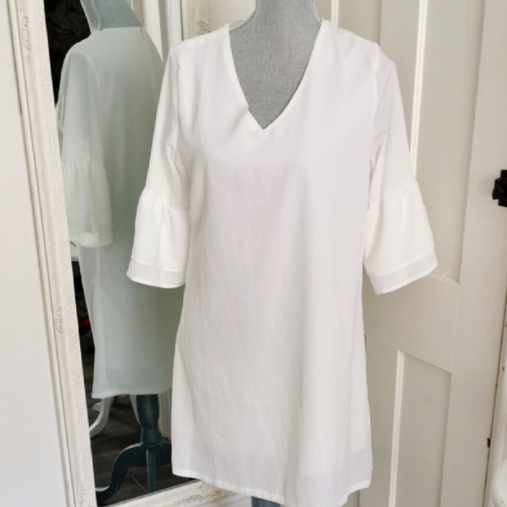 Belongsci  v neck white bell sleeve mini cocktail dress. Size Medium.